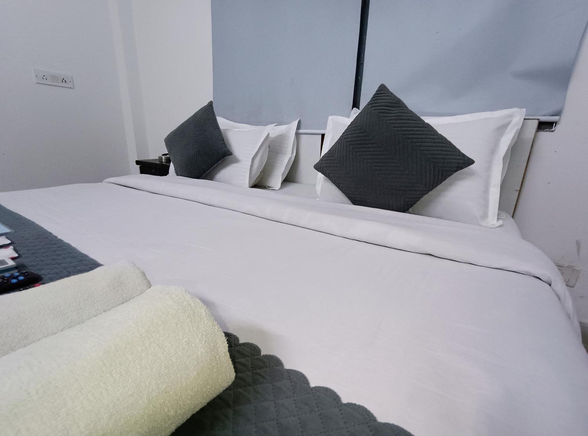 Hotel Hauz Khas Fort View New Delhi Buitenkant foto
