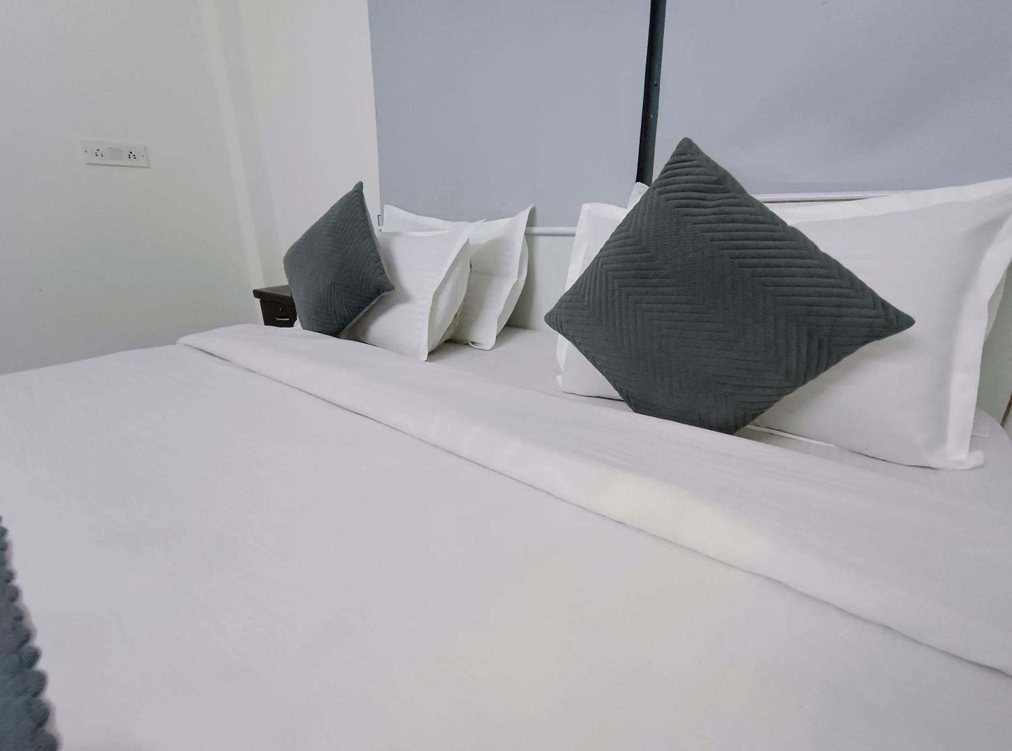 Hotel Hauz Khas Fort View New Delhi Buitenkant foto